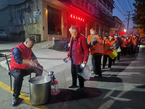 10.26堅守“金融為民”初心,看小人物的大擔當丨中原銀行人在行動系列報道②(1)_134800740_135166303531