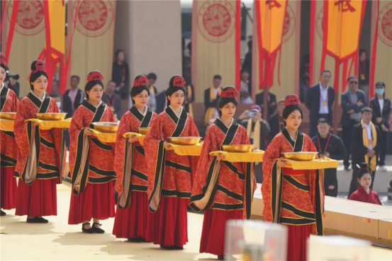 （配圖）尋根拜祖后，他們來阿五品新豫菜解鄉(xiāng)愁158