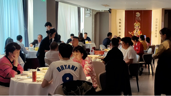 （配圖）尋根拜祖后，他們來阿五品新豫菜解鄉(xiāng)愁362