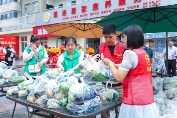 益勝興社區食堂暖人心   萬斤蔬菜免費送市民（改）(1)421
