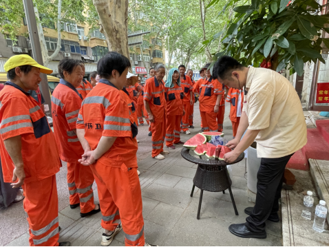 1_河南鄭州：夏日關愛環衛工人  酷暑為其送清涼（最新）423