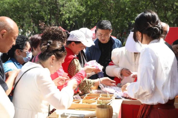 【配圖版洛陽站】洛陽禮潮｜伊利X同仁堂攜手大張實業完成一場千年的健康接力(1)(2)971